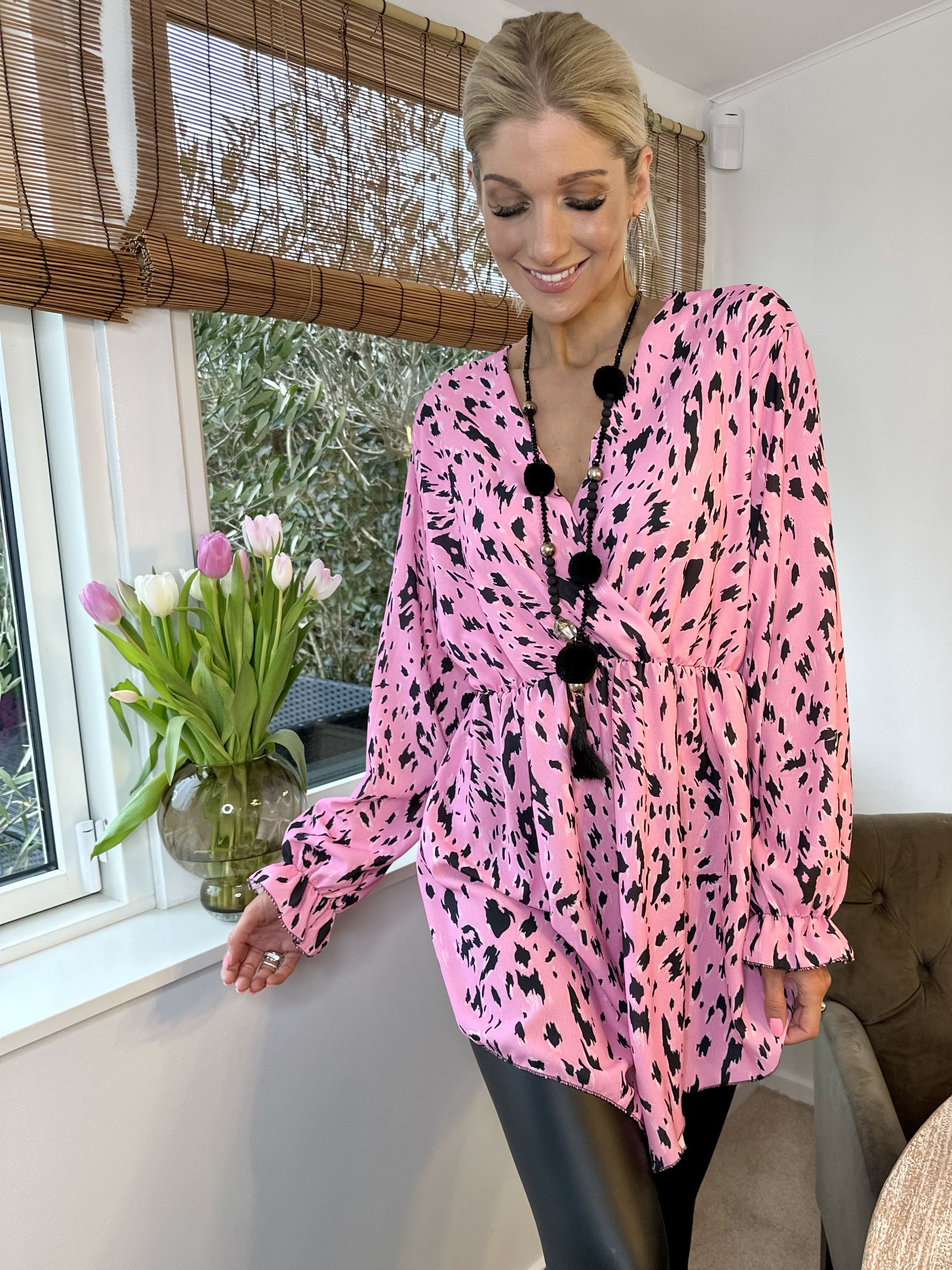 Yda - Söt mönstrad blus med gummiband i midjan